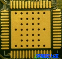 這是最不好的通孔設(shè)計，貫穿通孔直接擺放于QFN的接地散熱墊上，制造上無法確保其錫量，也就無法確保焊接良好。