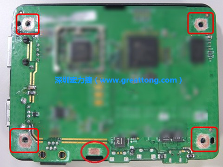 手動(dòng)去綠漆。使用傳統(tǒng)的刀片去除綠漆后的效果。