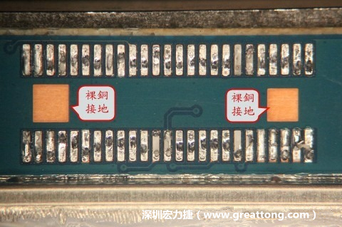 把板對板連接器全部移除，發(fā)現其下方板子共有兩個裸銅的方形設計。
