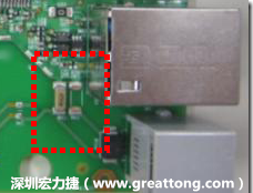 有人認(rèn)為電容旁邊已經(jīng)有螺絲將電路板固定于機(jī)殼上了，不應(yīng)該發(fā)生電路板彎曲的現(xiàn)象才對(duì)。