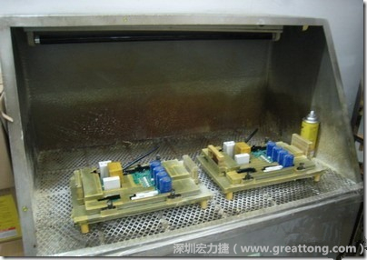 使用噴涂(Spraying)方式作業(yè)conformal coating時，需設(shè)備抽真空的設(shè)備，否則噴涂的物質(zhì)會飄散到空氣當中，影響人體的健康。