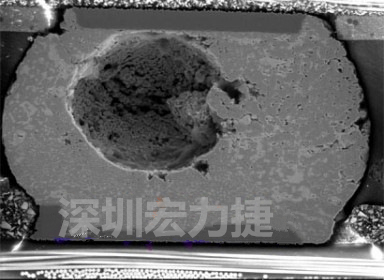 錫球氣泡大到足以影響到焊接的品質(zhì)，下圖是錫球切片后的剖面，可以很明顯看到氣泡已經(jīng)有錫球的 1/3 大了