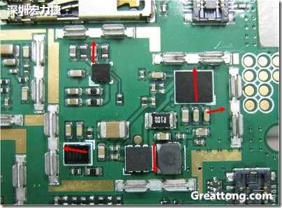圖中顯示一塊電路板使用這種屏蔽夾(shielding clip)的實(shí)例?；旧衔覀?cè)趶澖堑牡胤蕉荚O(shè)計(jì)擺放了一個(gè)屏蔽夾，這樣可以讓作業(yè)員比較方便安裝屏蔽罩(shielding can)時(shí)的對(duì)位準(zhǔn)確。然后在其他沒有屏蔽夾的地方也設(shè)計(jì)了一些接地的布線，一來可以稍微提升屏蔽罩的電磁隔絕能力，另一方面也可以為屏蔽夾無效時(shí)，馬上可以更改為屏蔽框，而無需要重新設(shè)計(jì)電路板。