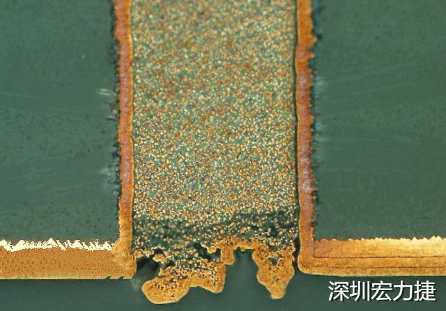 PCB設(shè)計之導(dǎo)電孔塞孔工藝 導(dǎo)電孔Via hole又名導(dǎo)通孔，為了達到客戶要求，導(dǎo)通孔必須塞孔，經(jīng)過大量的實踐，改變傳統(tǒng)的鋁片塞孔工藝，用白網(wǎng)完成板面阻焊與塞孔。生產(chǎn)穩(wěn)定，質(zhì)量可靠。