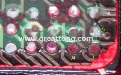 下圖是紅墨水測試后將PCB板子拿回來側(cè)一個(gè)角度拍攝的照片，就可以很清楚的看到錫球黏在PCB端，或不在PCB端。