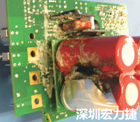 元件選擇不當(dāng)導(dǎo)致大量電流或電壓流經(jīng)電路，將會發(fā)生像這個(gè)燒融電容器的損壞情形。