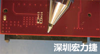 連接器邊緣稍突出于電路板的邊緣。