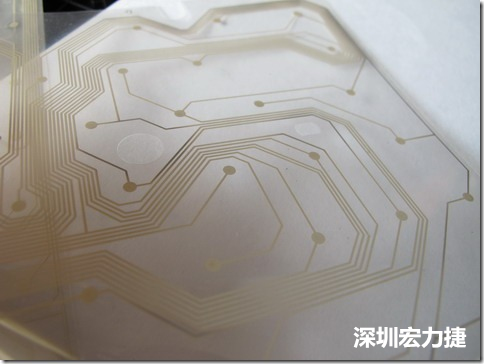 下面第二個圖則是另一片也有著按鍵線路的PTF，當上、下兩面PTF的按鍵結(jié)點互相接觸后就可以計算出是哪個按鍵被按下了。可是當按鍵沒有按下時，上下兩片PTF的線路則是分開的，所以上圖那片PTF的線路上面其實還另外覆蓋了另一層透明的PET作為絕緣層，只露出了需要在鍵盤按下時才會碰觸的接觸點，因為這些材質(zhì)使用的都是Polymer，所以才撐這樣的技術(shù)為Polydome(聚合簧片)。