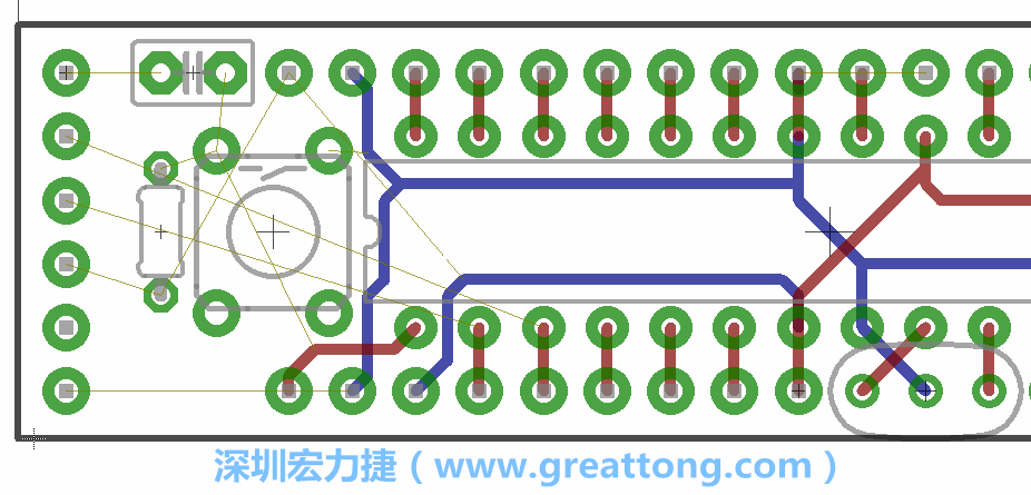 到目前為止，你應該只剩下四個部分還未進行布線，10K重置上拉電阻器、重置電容和1×6的序列排針。