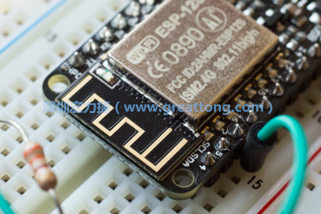 Adafruit Feather板上的無線電天線。