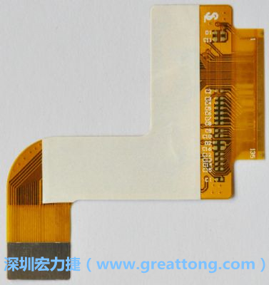 FPCB并非可無(wú)限制撓曲，為避免過(guò)度撓曲拉扯造成銅箔斷裂，一般在較長(zhǎng)條型板材會(huì)貼附補(bǔ)強(qiáng)貼片。