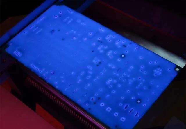經(jīng)過涂覆工藝后的PCB，在紫光燈下的拍攝效果，原來coating也可以這么美！