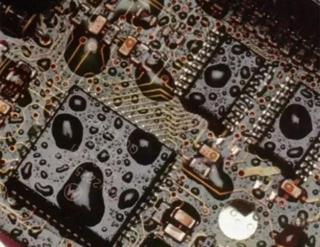 經(jīng)過涂覆工藝后的PCB，在表面形成透明的保護(hù)膜，能有效防止水珠和潮氣侵入，避免漏電和短路。