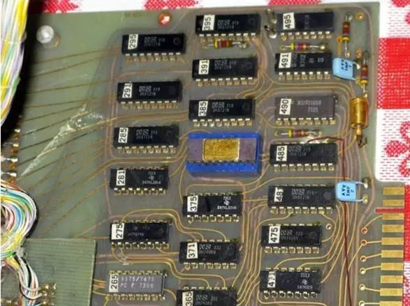 1972年開發(fā)的一塊基于Intel 8008的計(jì)算機(jī)中的印刷電路板。(資源來(lái)源：DigiBarn計(jì)算機(jī)博物館)
